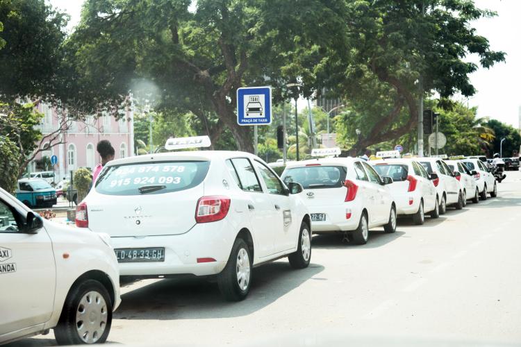 taxis-personalizados-cobram-ate-30-mil-kwanzas-do-centro-de-luanda-ao-novo-aeroporto-1761723120