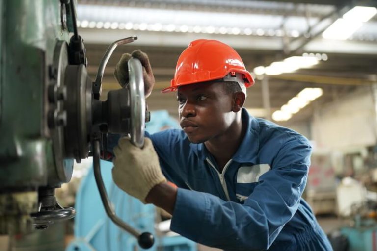 painel-nr12-colaborador-operando-maquina1-768x512